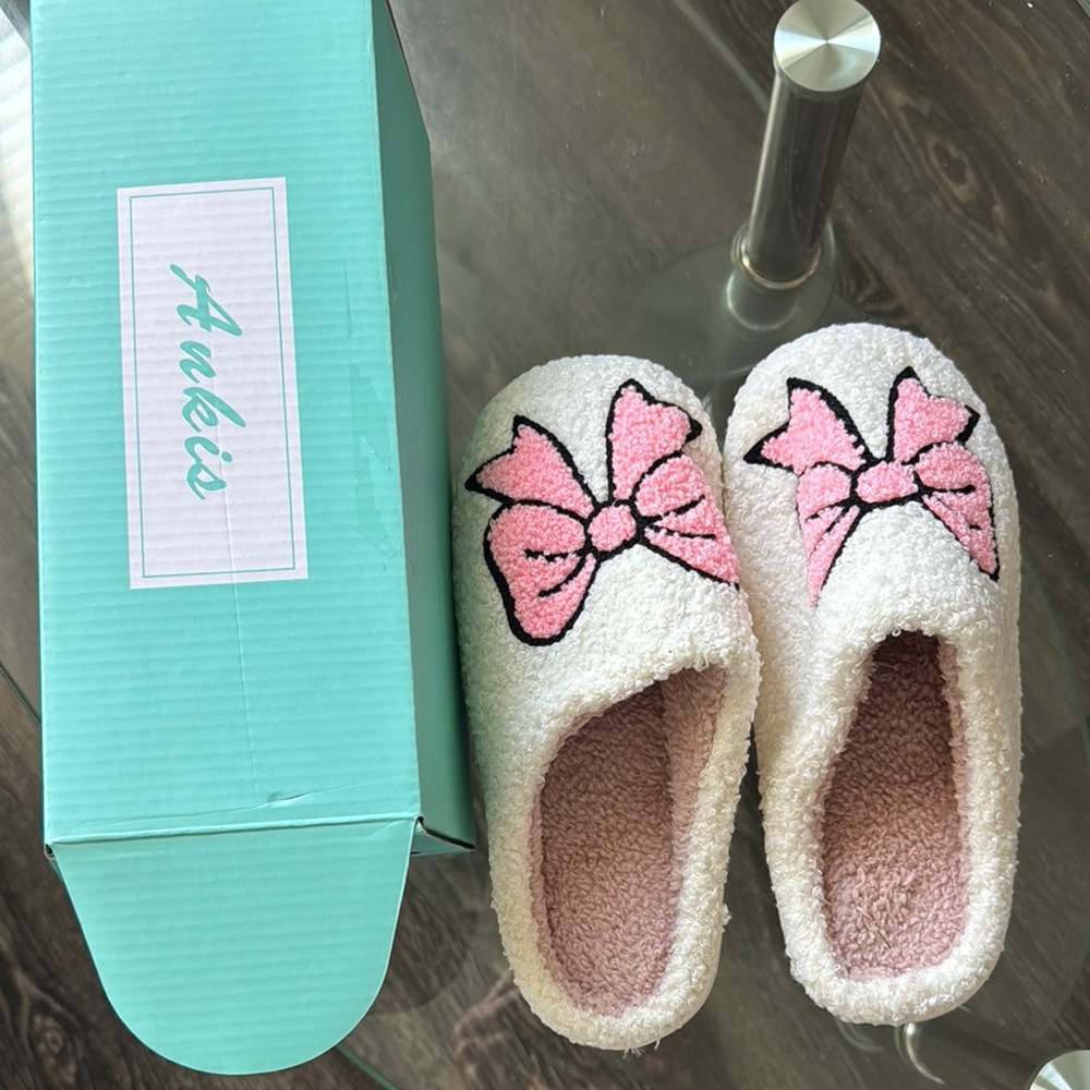 NEW Fluffy Bow Slippers – Pink & White Cozy Indoor Shoes